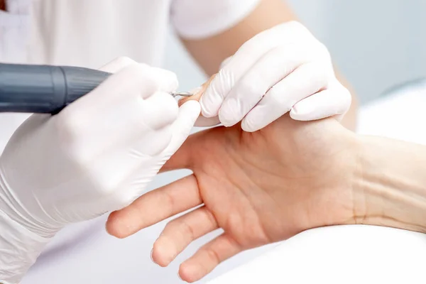 Manicure Meester Maakt Gebruik Van Een Elektrische Nagel Machine Nagellak — Stockfoto