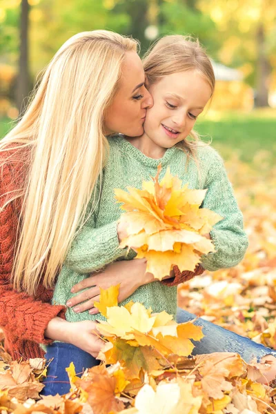 Joyeux Jeune Mère Caucasienne Petite Fille Tenant Automne Feuilles Jaunes — Photo