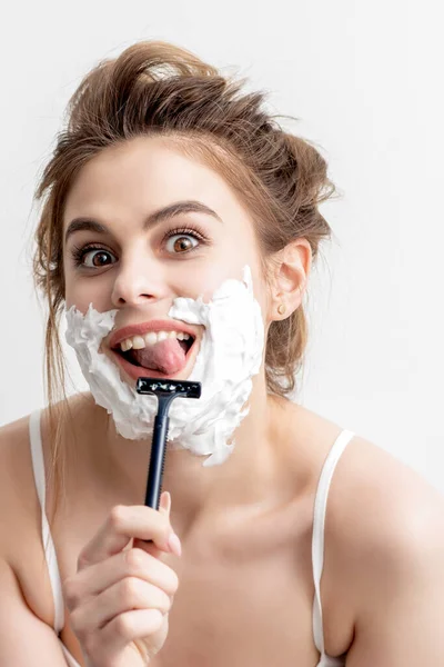 Schöne Junge Kaukasische Frau Rasiert Ihr Gesicht Durch Rasiermesser Auf — Stockfoto