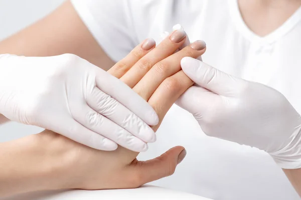 Menselijke Handen Beschermende Handschoenen Houden Vrouwelijke Vingers Met Beige Polish — Stockfoto