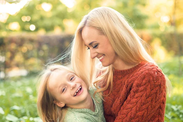 Beautiful Young Caucasian Mother Little Daughter Smiling Together Green Grass — Stock Photo, Image