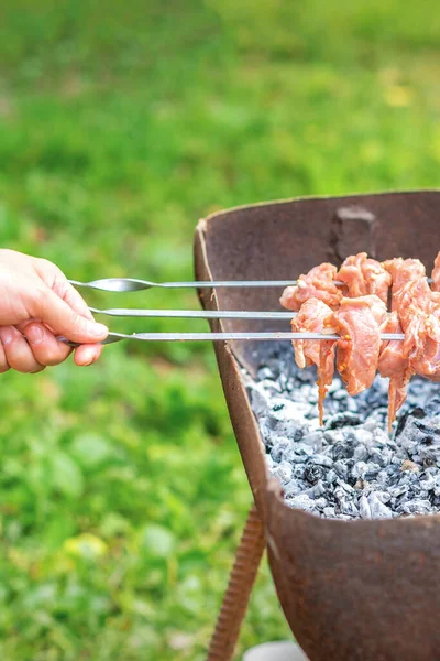 Handen Van Mens Bereidt Barbecue Vlees Spies Door Grill Buitenlucht — Stockfoto