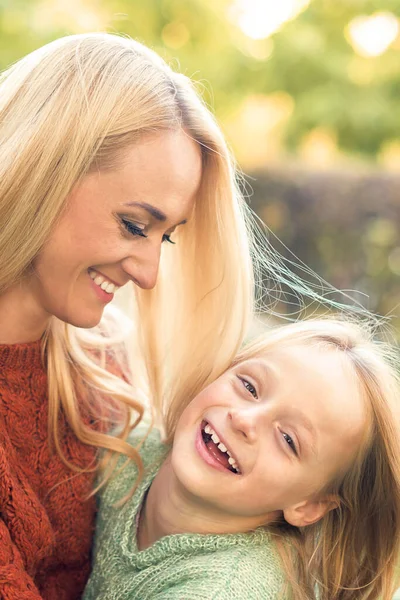 Beautiful Young Caucasian Mother Little Daughter Smiling Together Green Grass — Stock Photo, Image