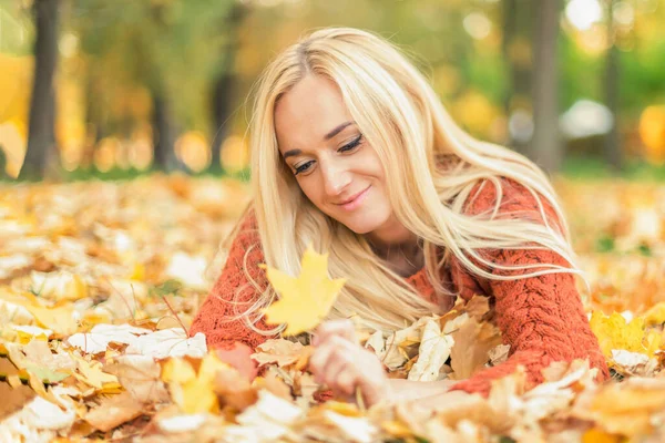 Красива Молода Світле Волосся Біла Жінка Лежить Листі Осінньому Парку — стокове фото