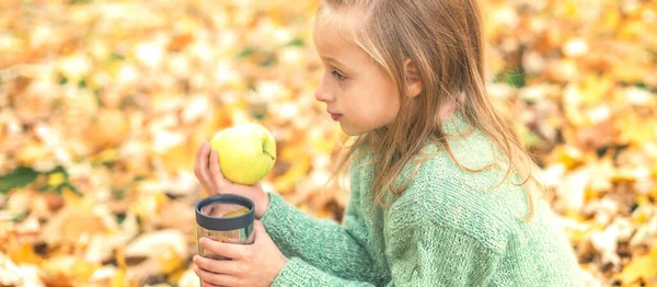 Belle Petite Fille Caucasienne Avec Pomme Boisson Assis Dans Parc — Photo