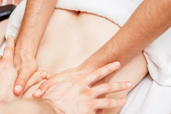 Vrouw Ontvangst Terug Massage Met Vier Handen Van Twee Mannelijke — Stockfoto