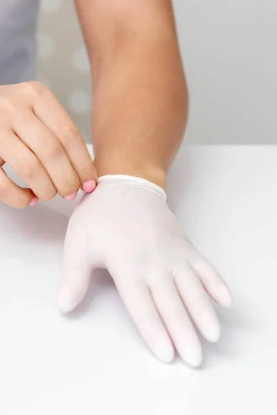 Las Manos Femeninas Ponen Guantes Médicos Protectores Látex Blanco Durante —  Fotos de Stock