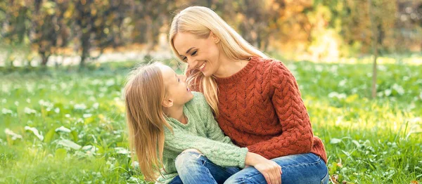 Joyeux Sourire Jeune Mère Caucasienne Petite Fille Embrassant Extérieur Happy — Photo