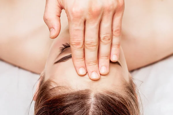 Massage Front Jeune Femme Gros Plan — Photo