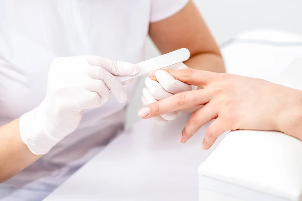 Jonge Vrouw Die Een Manicure Krijgt Van Een Schoonheidsspecialiste Met — Stockfoto