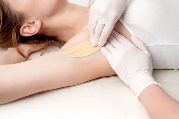 Underarm waxing Stock Photos Royalty Free Underarm waxing Images