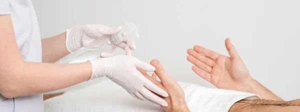 Verpleegkundige Hand Reinigt Handen Van Mannelijke Patiënt Het Ziekenhuis Concept — Stockfoto