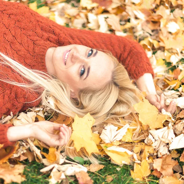 Чудова Молода Жінка Лежить Жовтому Листі Дивиться Камеру Осінньому Парку — стокове фото