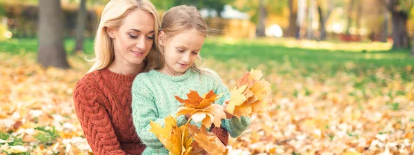 Happy Young Caucasian Woman Little Girl Holding Autumn Yellow Leaves — Stock Photo, Image