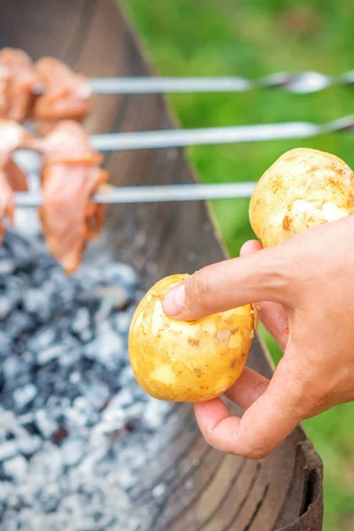 Χέρια Του Ανθρώπου Ετοιμάζει Κρέας Μπάρμπεκιου Πατάτες Στο Σουβλάκι Από — Φωτογραφία Αρχείου