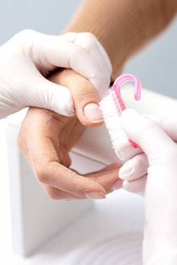 Manikür ustasının ellerini kapat. Tırnaklarını tören salonundaki fırçayla temizle.