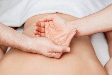 Avuçlar insanın sırtında masajla Yin ve Yang 'ı gösterir..