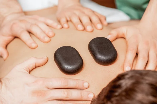 Handen Van Massage Therapeuten Doen Terug Massage Terwijl Hete Stenen — Stockfoto