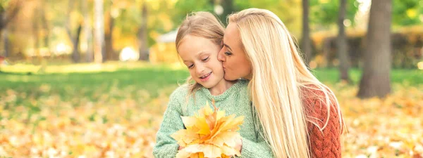 Happy Young Caucasian Mother Little Daughter Holding Autumn Yellow Leaves — Stock Photo, Image