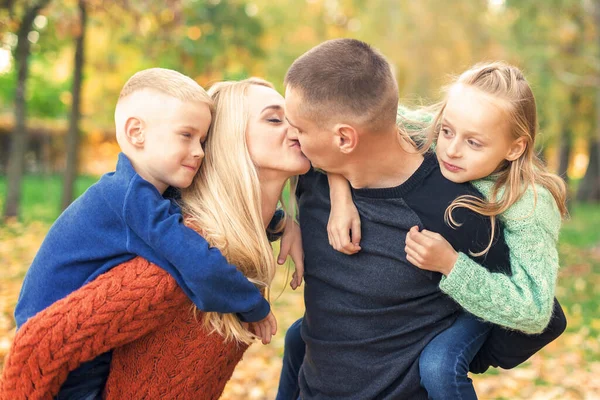 Portrait Jeune Famille Jouant Dans Parc Automne Les Parents Embrassent — Photo