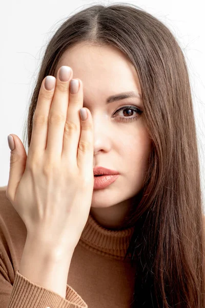 Retrato Bela Jovem Caucasiana Cobrindo Sua Metade Rosto Com Mão — Fotografia de Stock