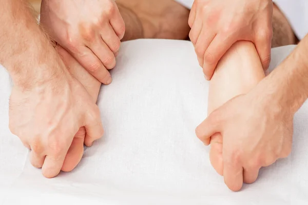 Mãos Dois Massageadores Que Dão Massagem Pés Nus Suaves Durante — Fotografia de Stock