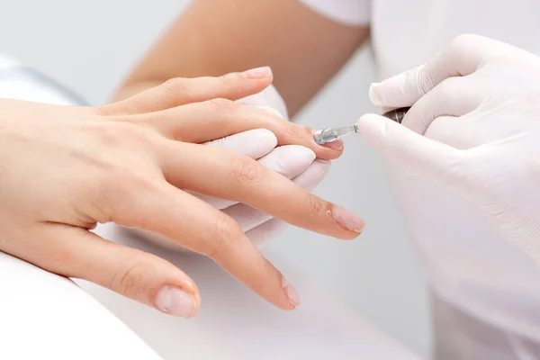 Ręce Manikiurzystki Wpychającej Naskórek Żeńskie Paznokcie Pomocą Narzędzia Manicure Kobieta — Zdjęcie stockowe