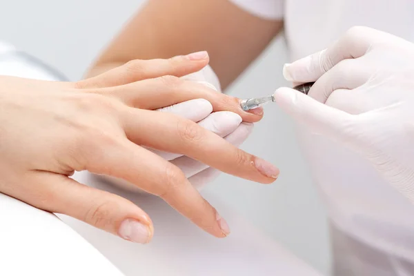 Manos Manicura Empujando Cutículas Las Uñas Hembra Con Herramienta Manicura — Foto de Stock