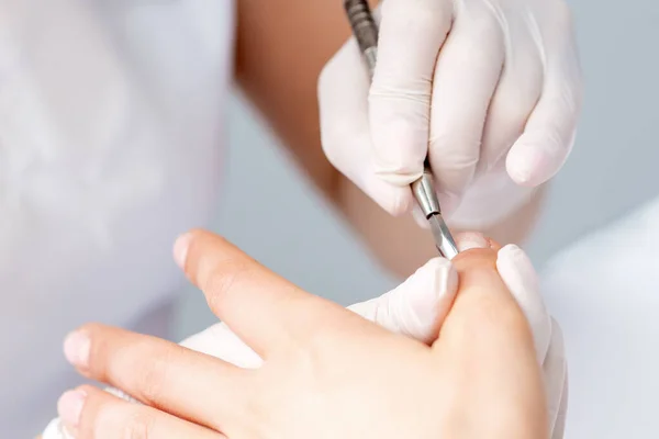 Mãos Manicure Empurrando Cutículas Nas Unhas Fêmea Com Ferramenta Manicure — Fotografia de Stock