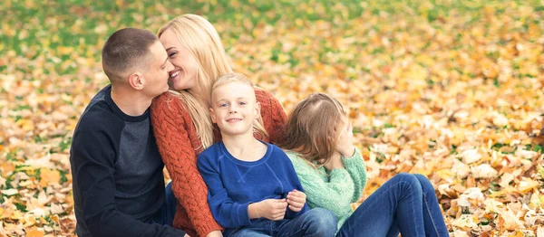 Retrato Familia Joven Sentada Hojas Otoño Padres Besándose Sentándose Con —  Fotos de Stock