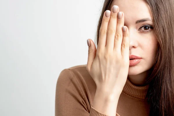 Ritratto Bella Giovane Donna Caucasica Che Copre Metà Del Viso — Foto Stock