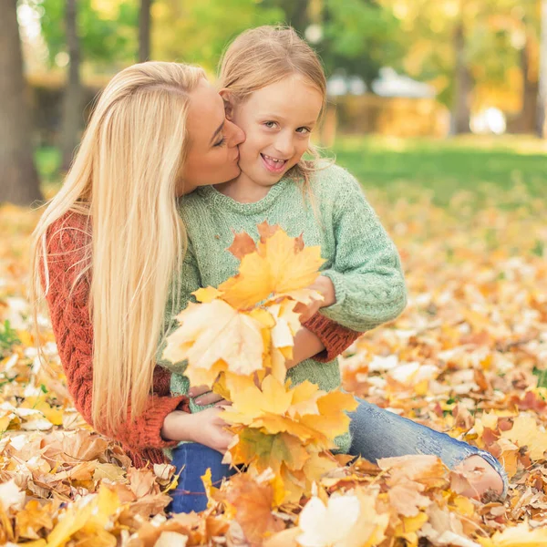 Joyeux Jeune Mère Caucasienne Petite Fille Tenant Automne Feuilles Jaunes — Photo