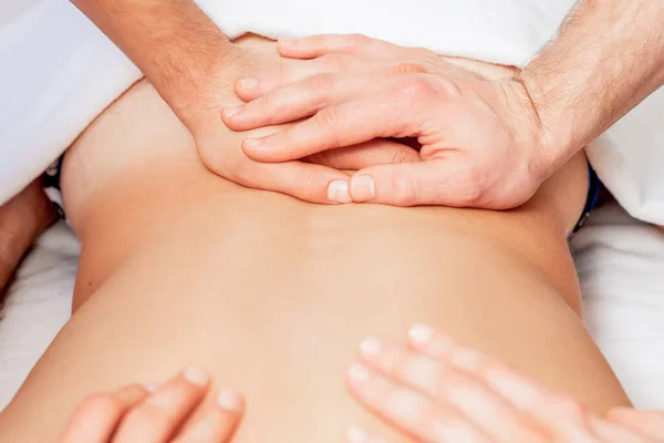 Jongeman Ontvangt Terug Massage Vier Handen Spa Schoonheidssalon — Stockfoto