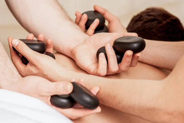 Joven Recibiendo Masaje Piedra Espalda Mientras Las Manos Terapeuta Masaje —  Fotos de Stock