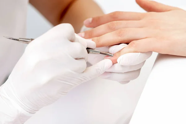 Mani Manicure Che Spingono Cuticole Sulle Unghie Della Femmina Con — Foto Stock