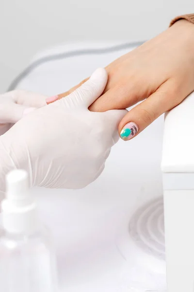 Weibliche Hand Erhält Handmassage Durch Kosmetikerin Hände Nagelstudio — Stockfoto