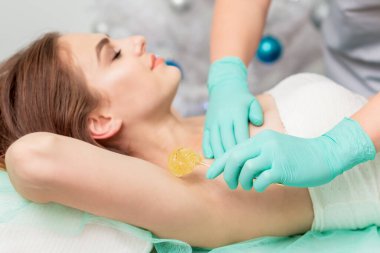 Güzellik uzmanının genç bayanın koltukaltı salgını..