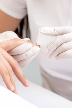 Manikürcüde manikürcü tarafından manikür yapılan kadına yakın çekim