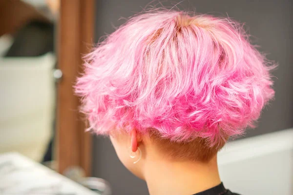 Вид Розовую Прическу Молодой Женщины После Окрашивания Волос Выделения Салоне — стоковое фото