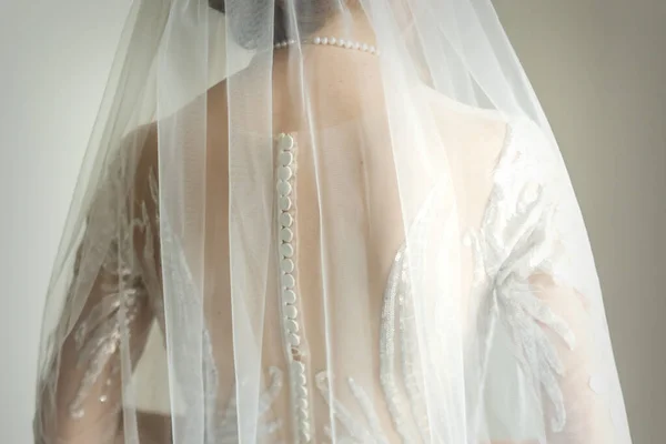 Visão Traseira Noiva Vestido Noiva Branco Com Véu Sala — Fotografia de Stock