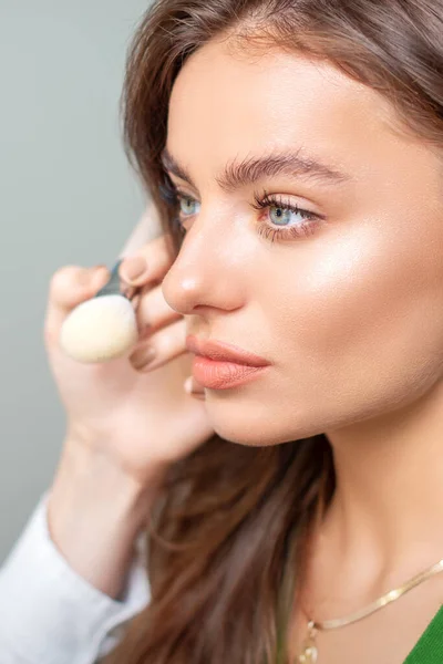 Maquiagem Artista Aplicando Base Tonal Cosmética Seca Rosto Mulher Jovem — Fotografia de Stock