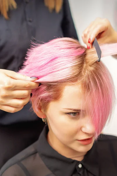 Kapper Rechte Roze Haar Van Jonge Vrouw Door Haar Ijzer — Stockfoto