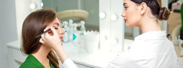 Makeup Artist Tillämpar Ögonskugga Pulver Ögon Unga Kaukasiska Kvinna Med — Stockfoto