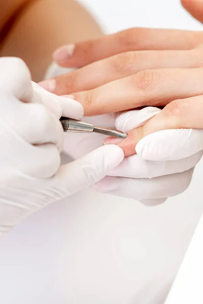 Handen Van Manicure Duwen Nagelriemen Vrouwelijke Nagels Met Manicure Tool — Stockfoto