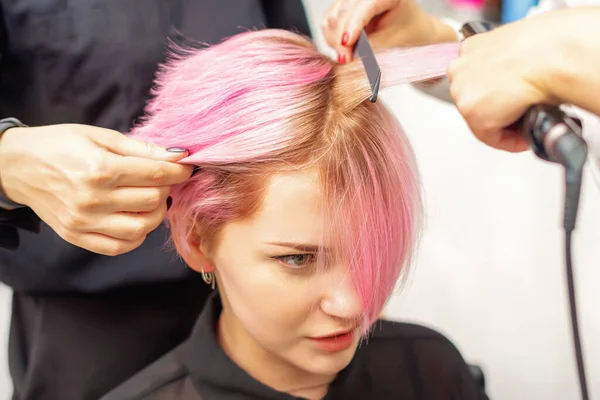 Fryzjer Proste Różowe Włosy Młodej Kobiety Przez Włosy Żelaza Salonie — Zdjęcie stockowe