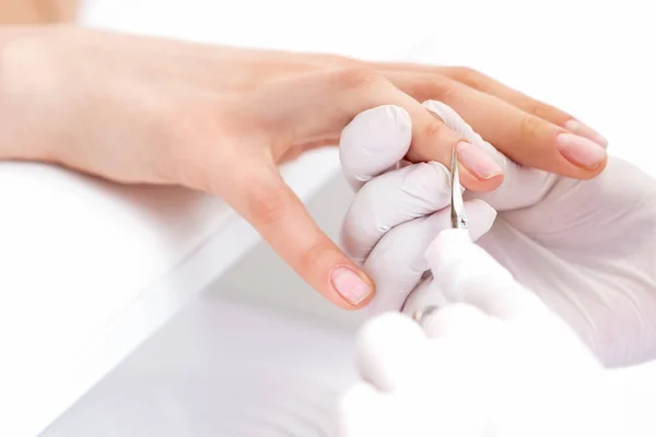 Primo Piano Della Manicure Con Forbici Manicure Rimuovere Cuticola Delle — Foto Stock