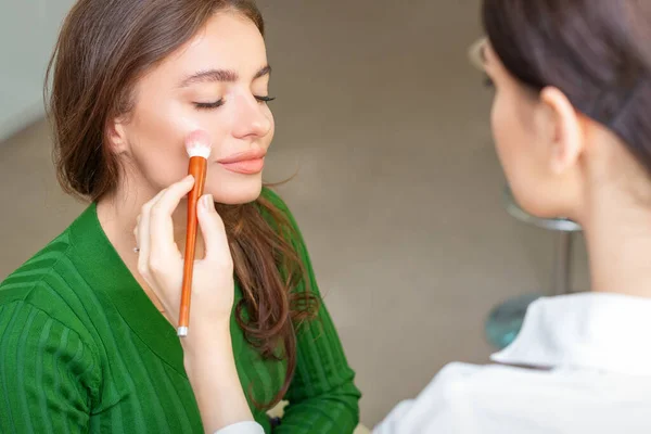 Profesional Maquillaje Artista Aplicando Polvo Por Cepillo Las Mejillas Hermosa — Foto de Stock