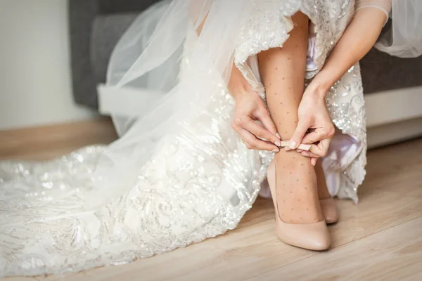 Bride Puts Wedding Shoes Her Feet Wearing Beautiful Wedding Dress — Stock Photo, Image