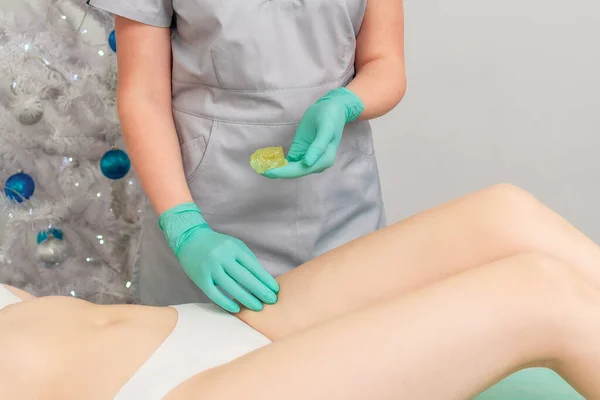 Cosmetologo Guanti Che Applicano Pasta Zuccherare Depilazione Gambe Donna Giovane — Foto Stock