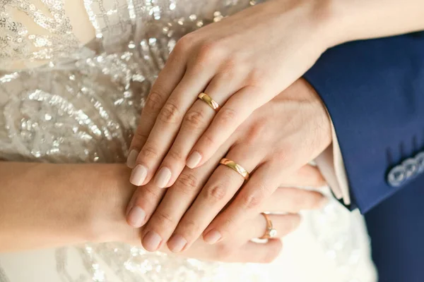 Närbild Vigselringar Händerna Nygifta Brudens Och Brudgummens Händer Selektiv Inriktning — Stockfoto